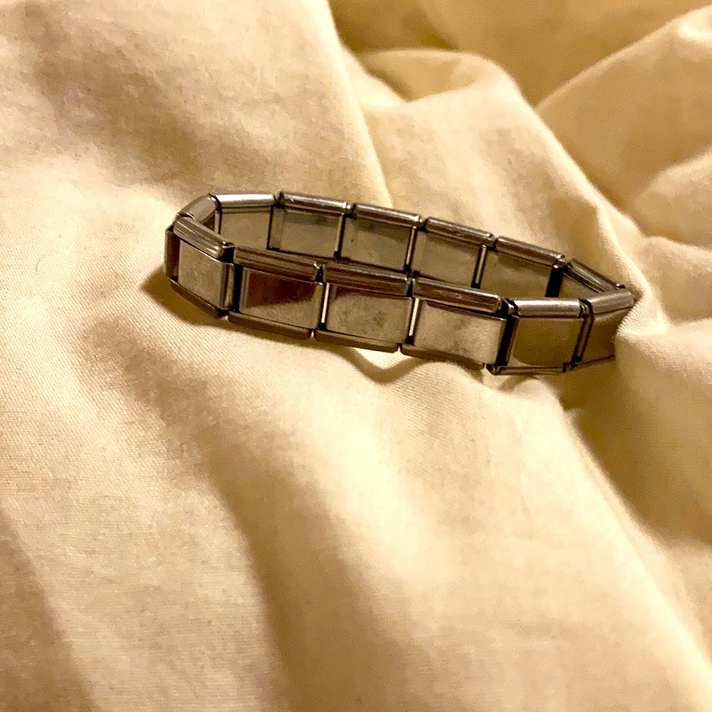 5/$25 Six inch chrome expansion bracelet for child. Vintage. No markings.